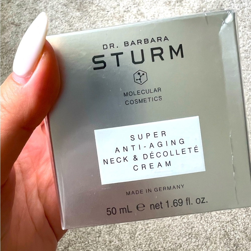 Dr.Barbara Sturm Super anti aging neck and décolleté cream.